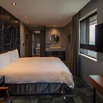 Roaders Plus Hotel - Taipei Station