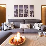 2B1Blk, Stylish & Comfortable, 5 Min To Ximen Mrt • 2房1衛 客廳廚房 時尚舒適 5分到西門站