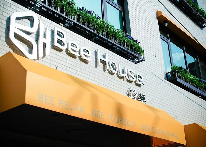 Bee House By Cosmos Creation - Taipei Main Station
