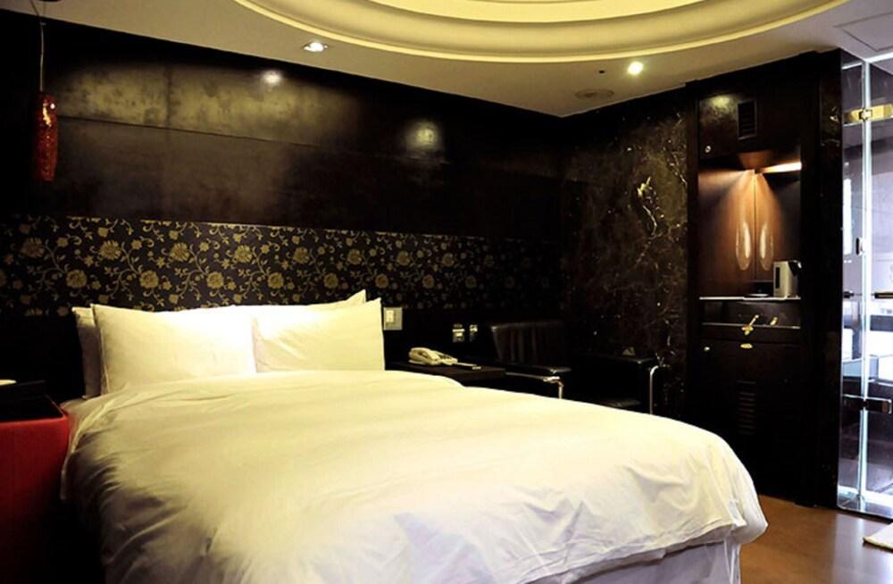 Burgary Hotel
