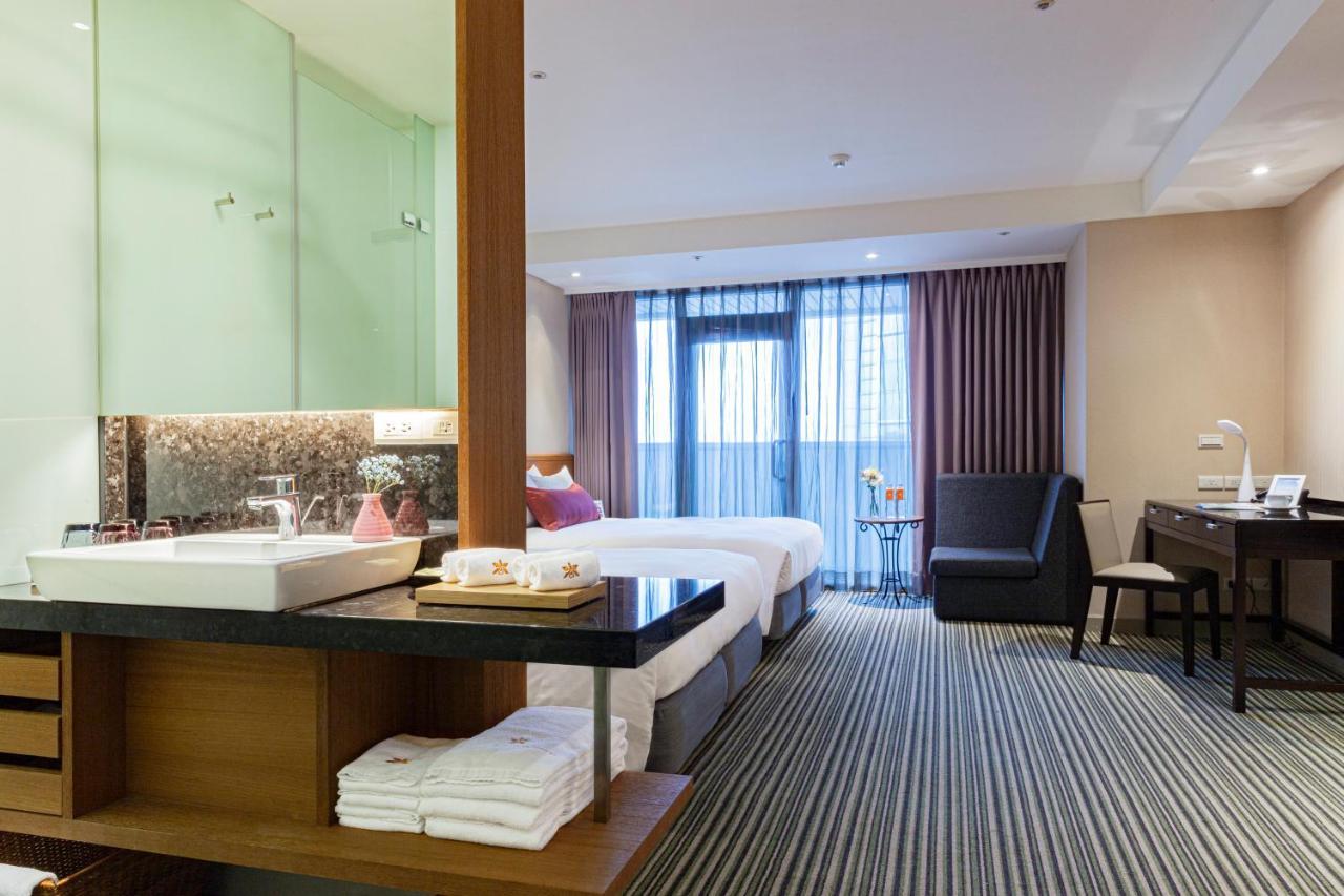 Pacific Business 4*