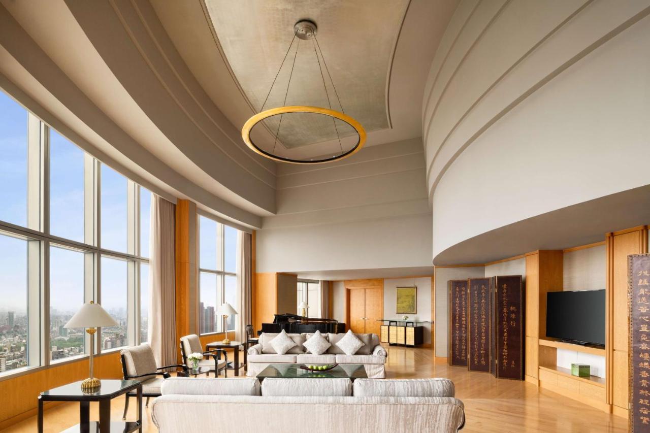 Shangri-la Far Eastern, Hotel