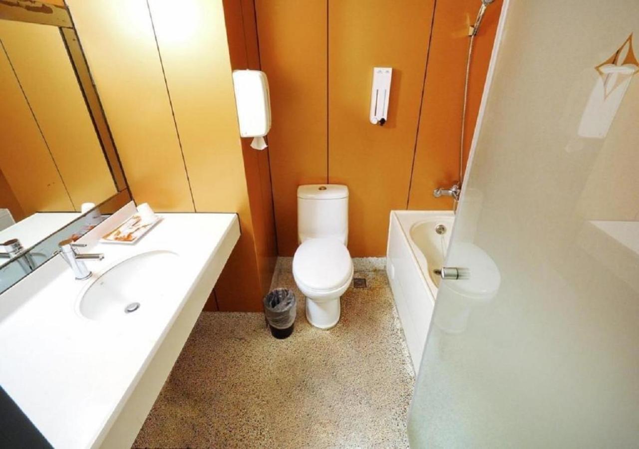 Walker - Sanchong Inn Taipei