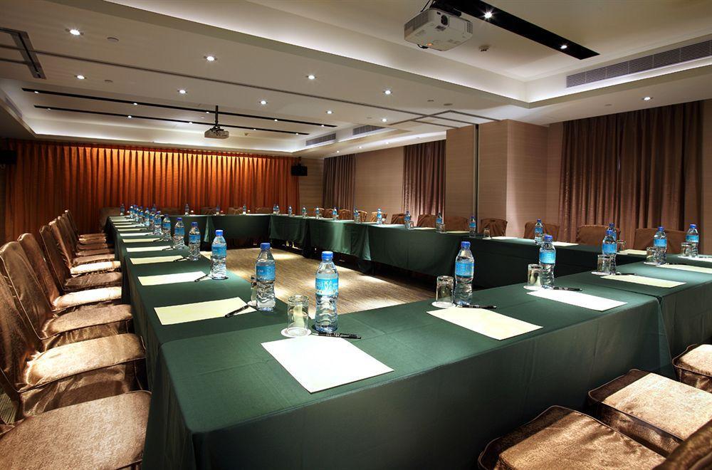Two Tails Luzhou Hotel