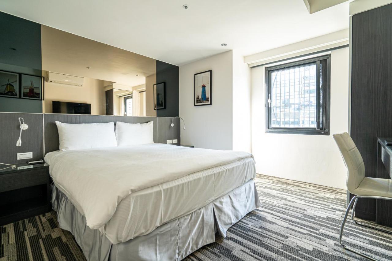 Hotel Here - *