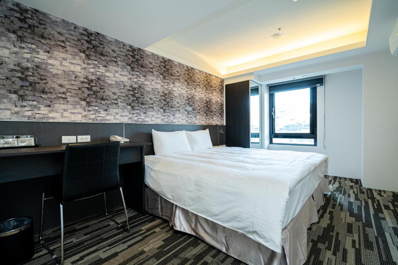 Hotel Here - *