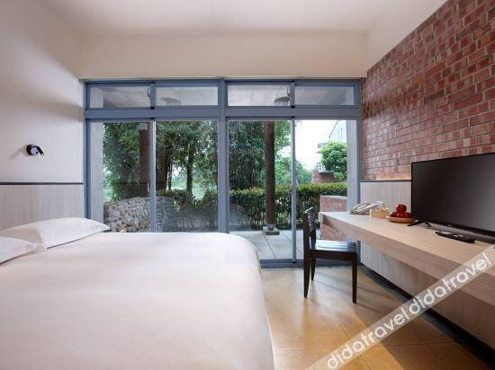 The Place 4*