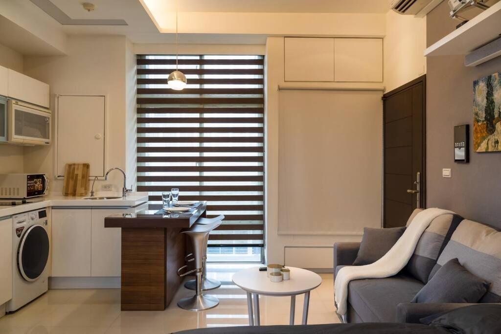1b1b Cinema, Kitchen, Bathtub, Desk, 1.5min To Mrt • 1房1衛 家庭戲院、廚房、浴缸、書桌，1.5分到市府捷運 Taipei