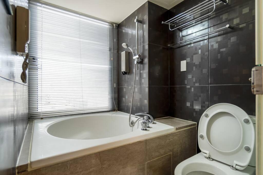 1b1b Cinema, Kitchen, Bathtub, Desk, 1.5min To Mrt • 1房1衛 家庭戲院、廚房、浴缸、書桌，1.5分到市府捷運