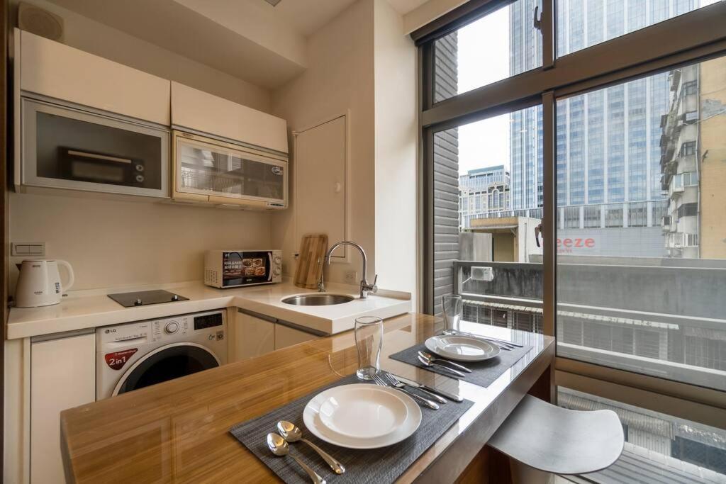 1b1b Cinema, Kitchen, Bathtub, Desk, 1.5min To Mrt • 1房1衛 家庭戲院、廚房、浴缸、書桌，1.5分到市府捷運 Apartment *