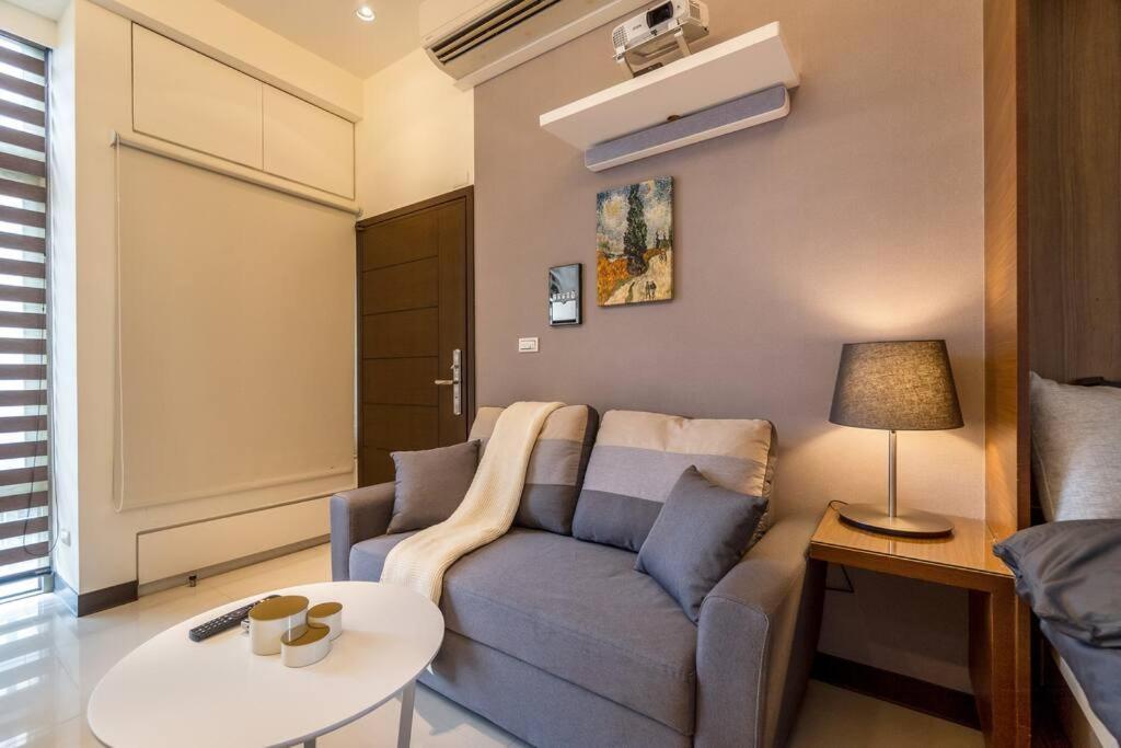 1b1b Cinema, Kitchen, Bathtub, Desk, 1.5min To Mrt • 1房1衛 家庭戲院、廚房、浴缸、書桌，1.5分到市府捷運 Apartment Taipei