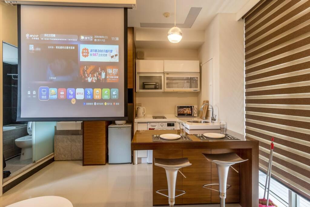 Apartment 1b1b Cinema, Kitchen, Bathtub, Desk, 1.5min To Mrt • 1房1衛 家庭戲院、廚房、浴缸、書桌，1.5分到市府捷運