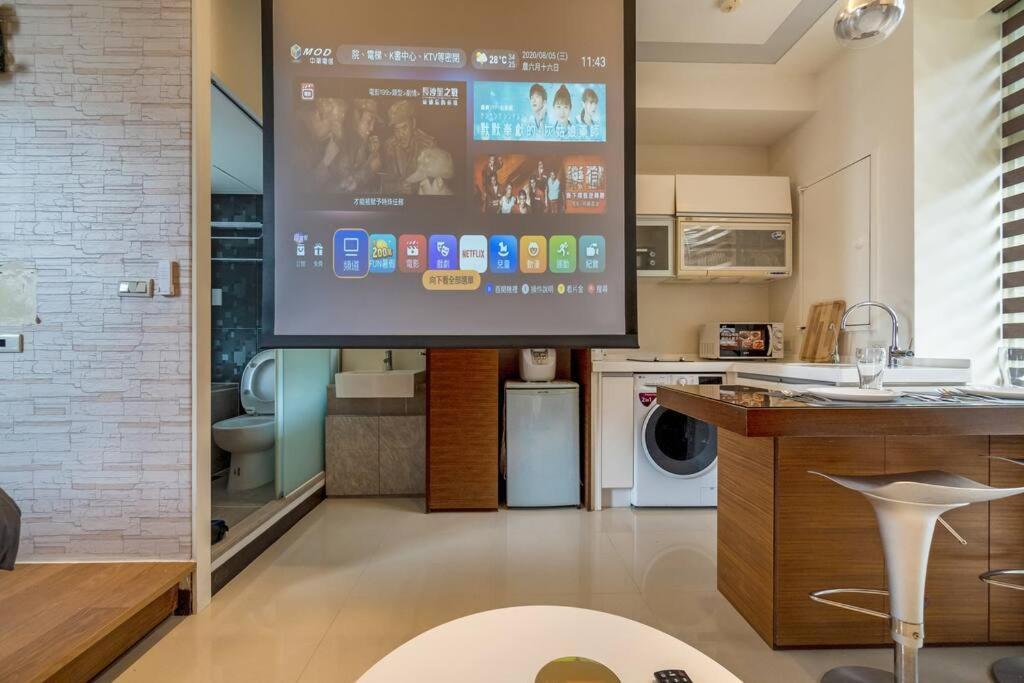 1b1b Cinema, Kitchen, Bathtub, Desk, 1.5min To Mrt • 1房1衛 家庭戲院、廚房、浴缸、書桌，1.5分到市府捷運 Taipei