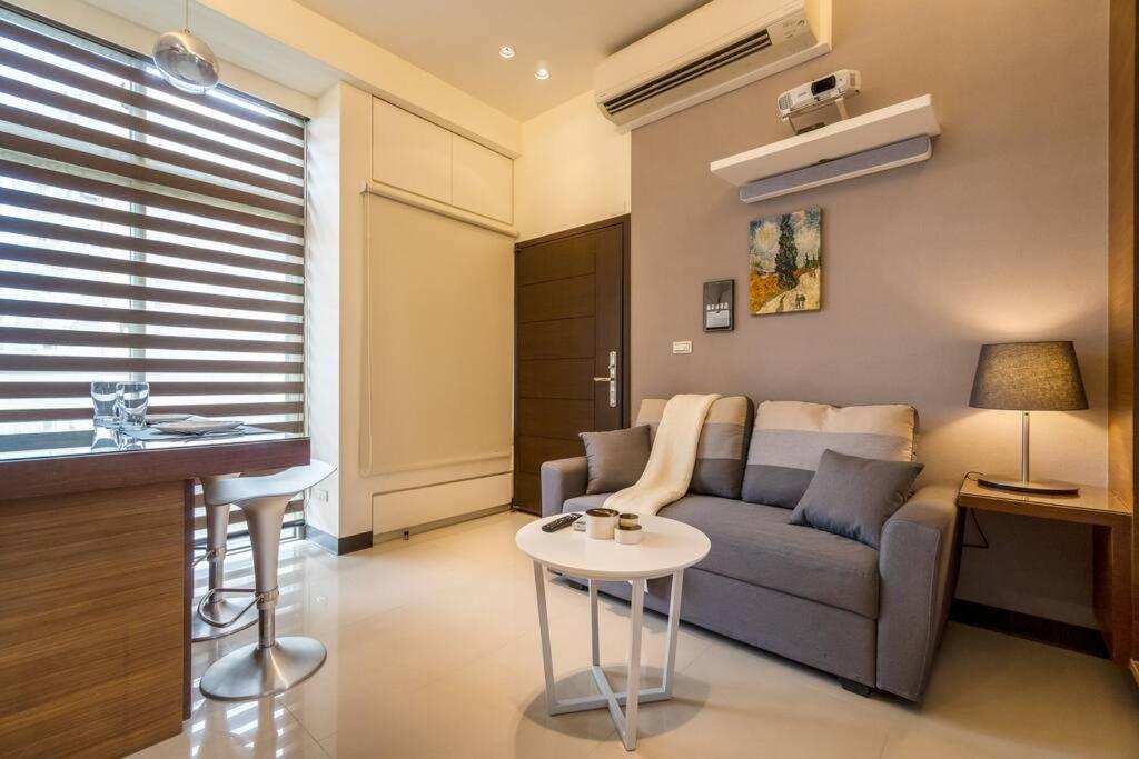 1b1b Cinema, Kitchen, Bathtub, Desk, 1.5min To Mrt • 1房1衛 家庭戲院、廚房、浴缸、書桌，1.5分到市府捷運 Apartment