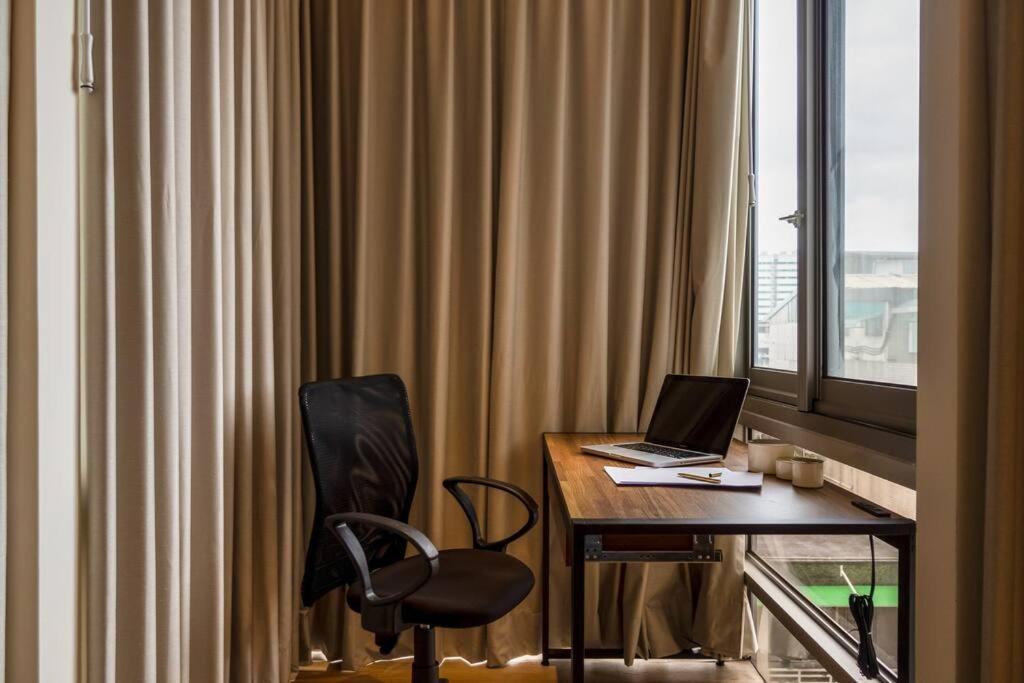 1b1b Cinema, Kitchen, Bathtub, Desk, 1.5min To Mrt • 1房1衛 家庭戲院、廚房、浴缸、書桌，1.5分到市府捷運 Apartment Taipei
