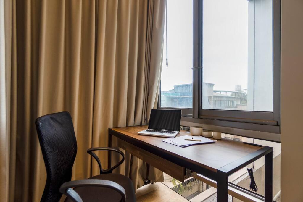 1b1b Cinema, Kitchen, Bathtub, Desk, 1.5min To Mrt • 1房1衛 家庭戲院、廚房、浴缸、書桌，1.5分到市府捷運 Taipei