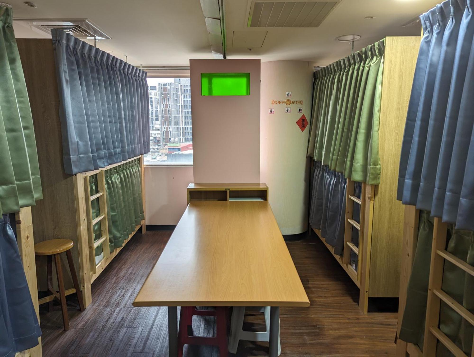 Hey Bear Capsule Capsule hotel