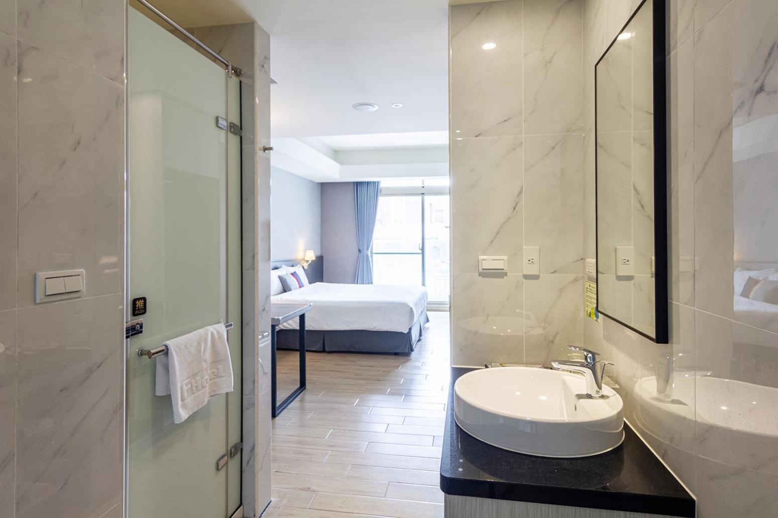 Check New Luzhou 4* Taipei