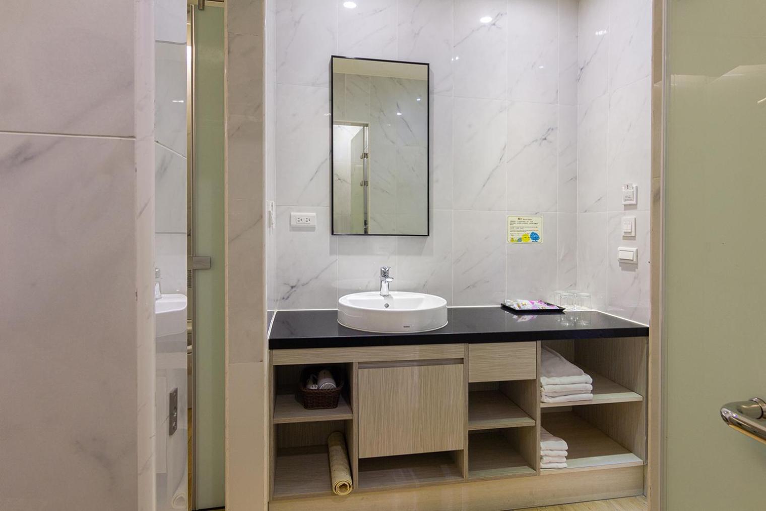 Check New Luzhou Hotel