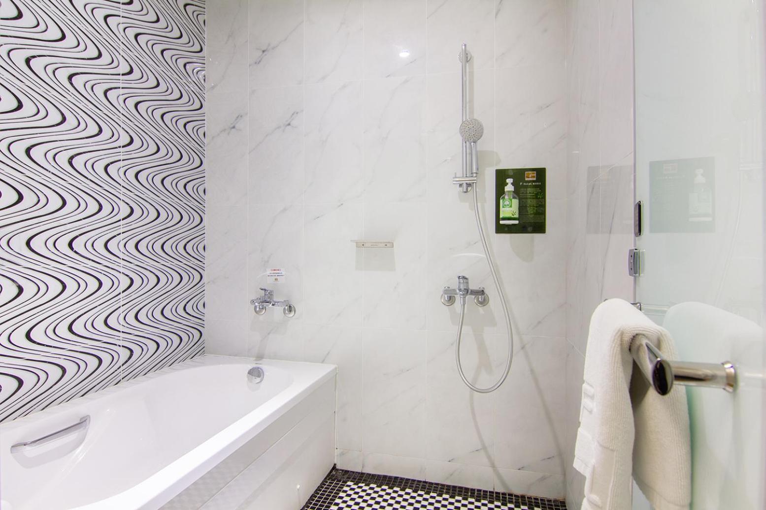 Hotel Check New Luzhou 4*
