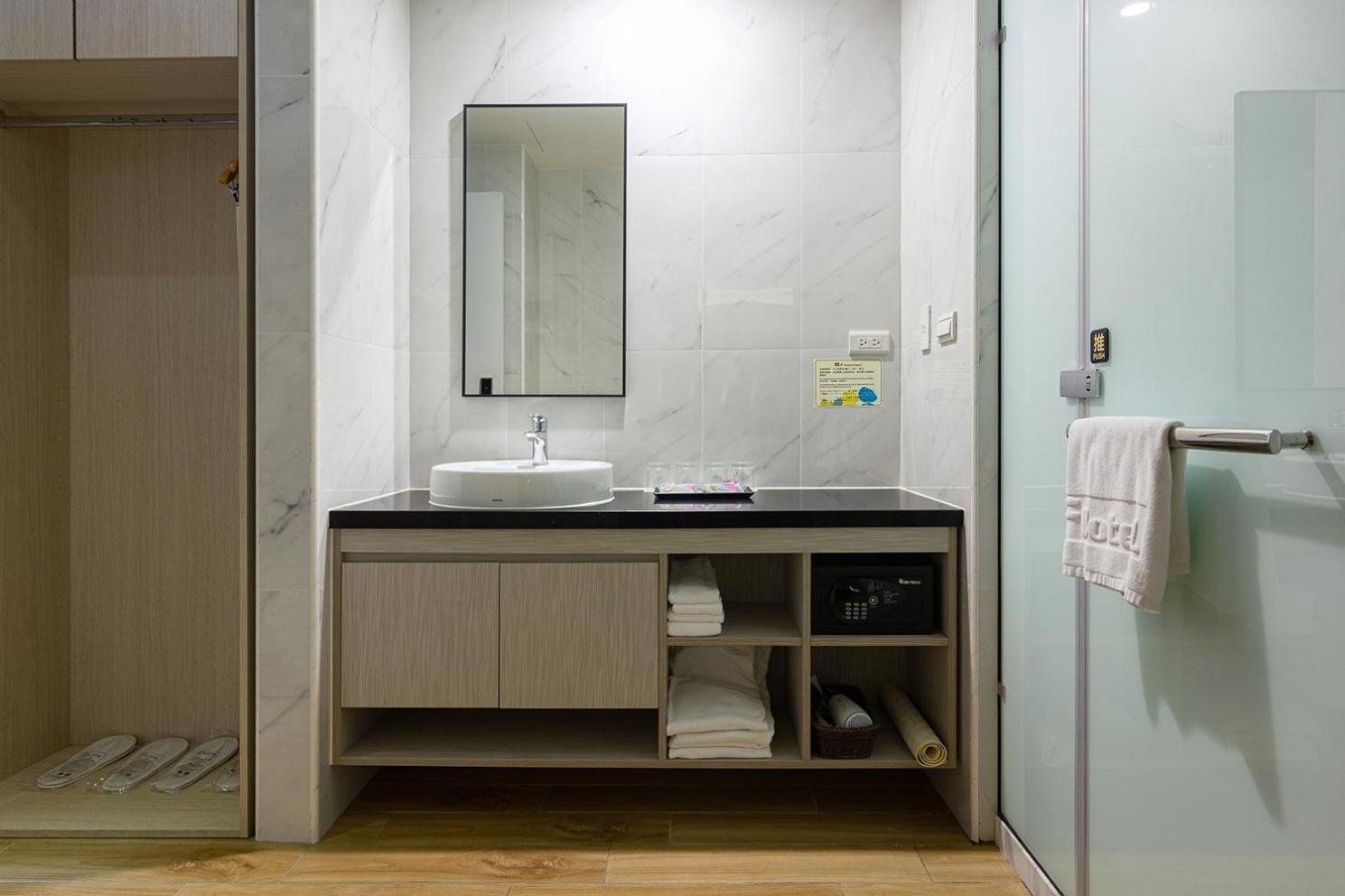 Check New Luzhou Hotel