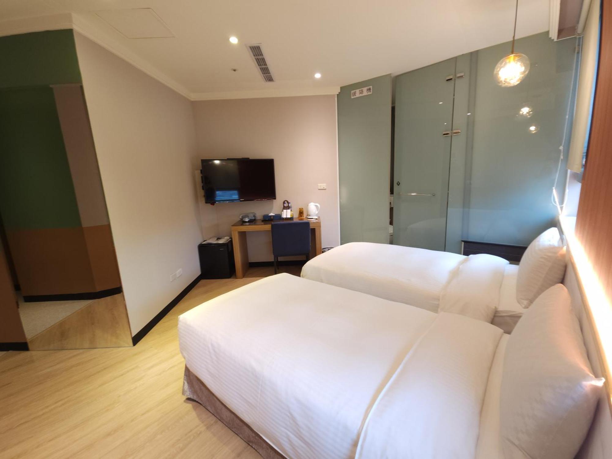 Merryday Banqiao Hotel