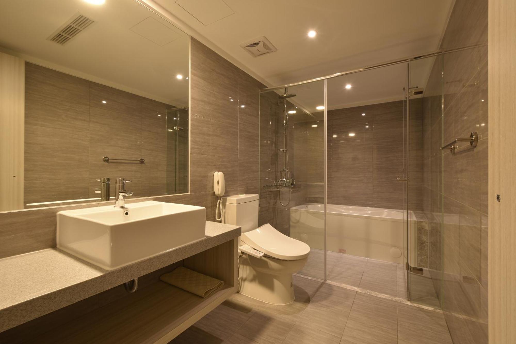 Hotel World Zhongxiao 4*