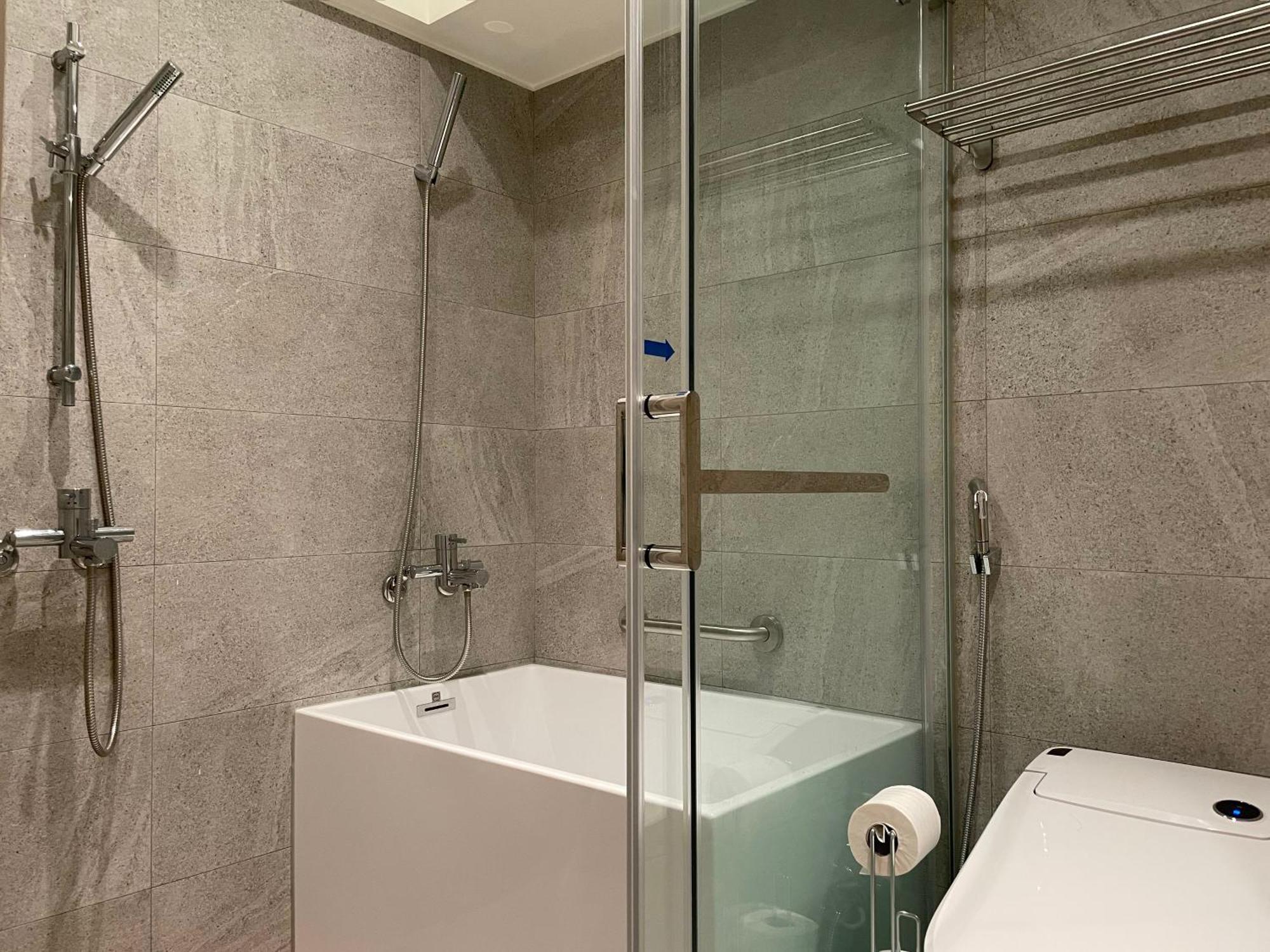 2b1bldk Zhongxiao Dunhua, Ultra Center • 2房1衛 客廳廚房 忠孝敦化 黃金地段市中心 * Taipei