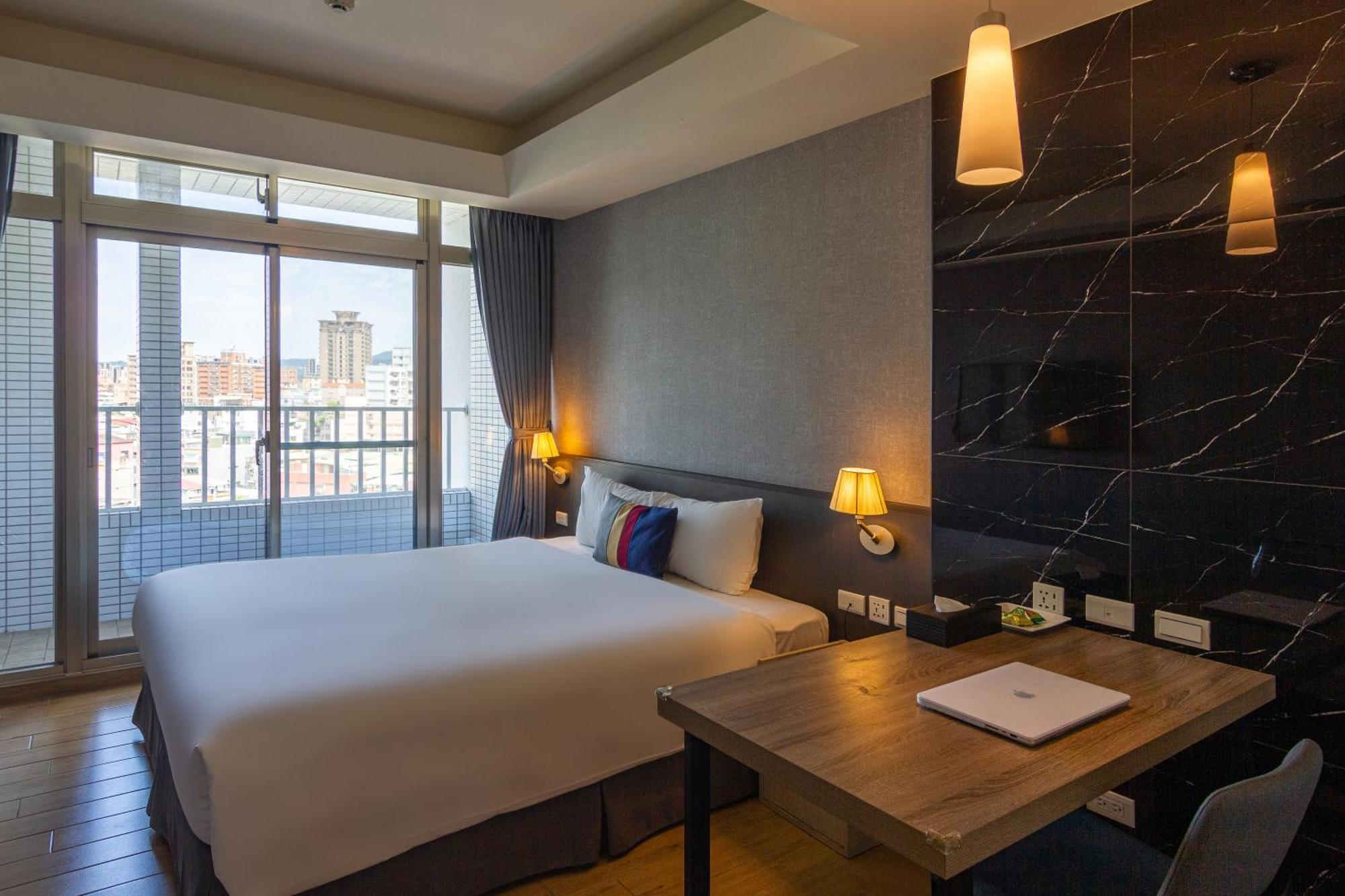 Check New Luzhou 4* Taipei
