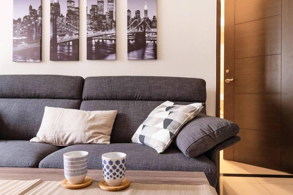2b1blk, Stylish & Comfortable, 5 Min To Ximen Mrt • 2房1衛 客廳廚房 時尚舒適 5分到西門站 Taipei
