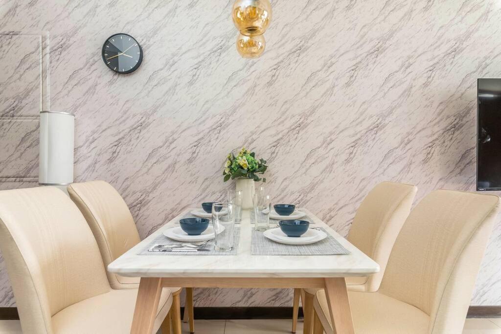 Apartment 2b1blk, Stylish & Comfortable, 5 Min To Ximen Mrt • 2房1衛 客廳廚房 時尚舒適 5分到西門站