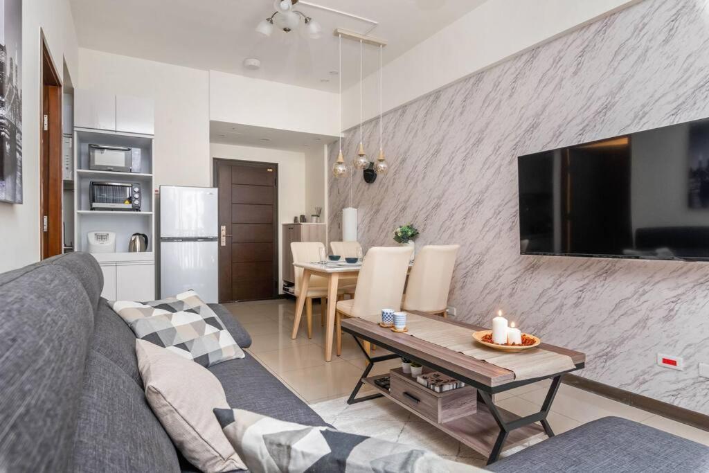 Apartment 2b1blk, Stylish & Comfortable, 5 Min To Ximen Mrt • 2房1衛 客廳廚房 時尚舒適 5分到西門站 *