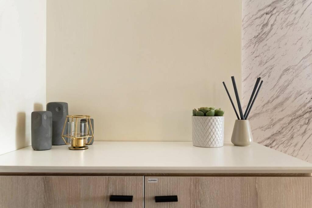 2b1blk, Stylish & Comfortable, 5 Min To Ximen Mrt • 2房1衛 客廳廚房 時尚舒適 5分到西門站 Apartment