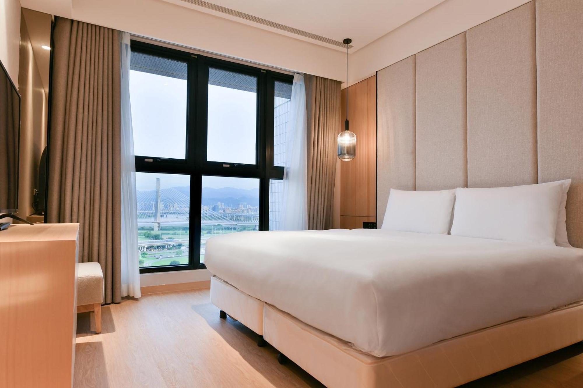 Check Select New Sanchong Hotel 4*
