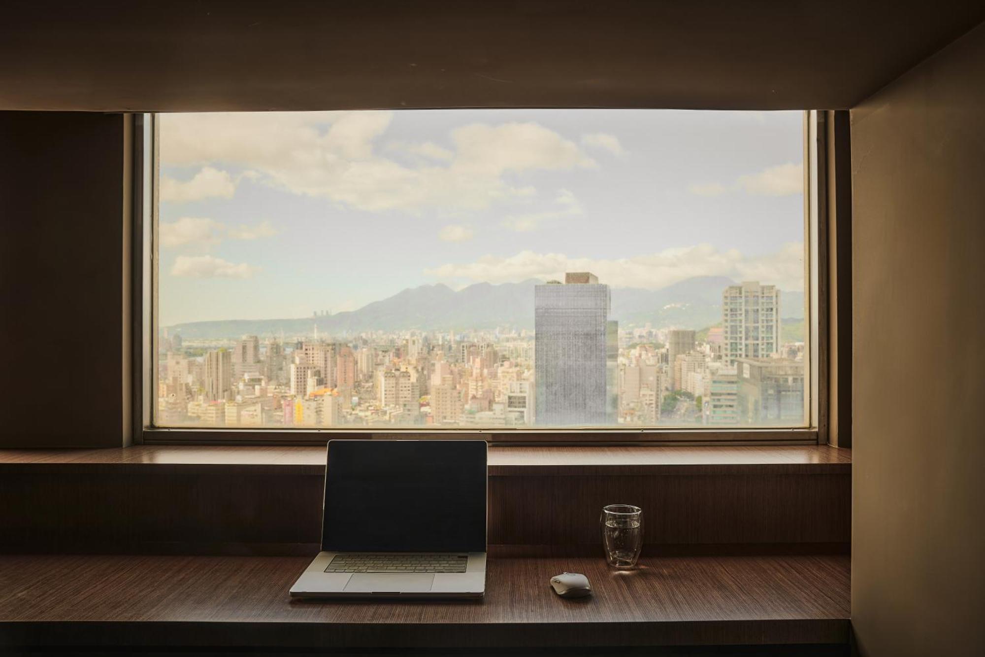 Brown House - Main Station Inn Taipei