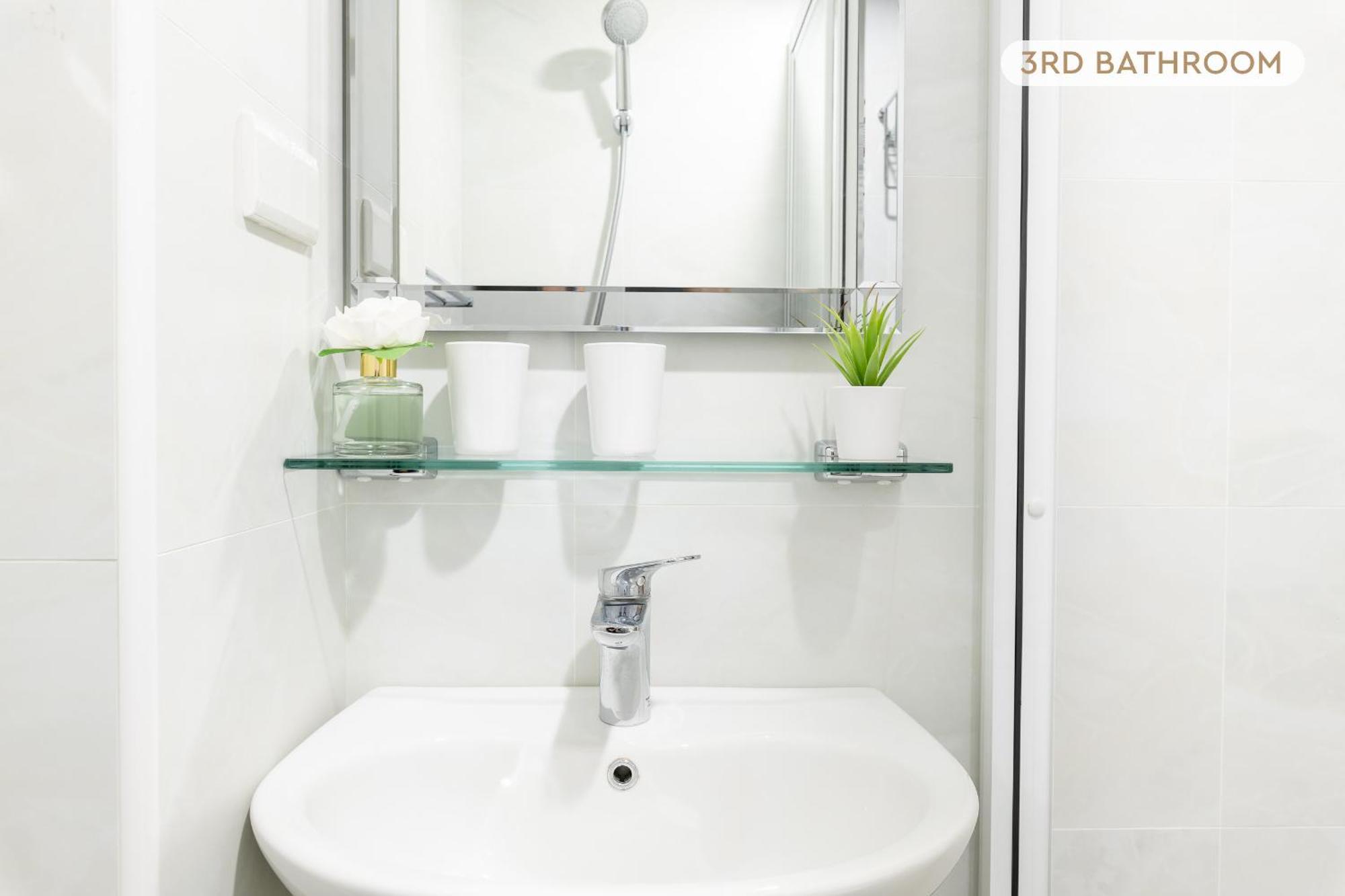 Beautiful Spacious 5b3b 4 Min Zhongxiao Dunhua Mrt 五房三衛 步行4分到忠孝敦化捷運 * Taipei