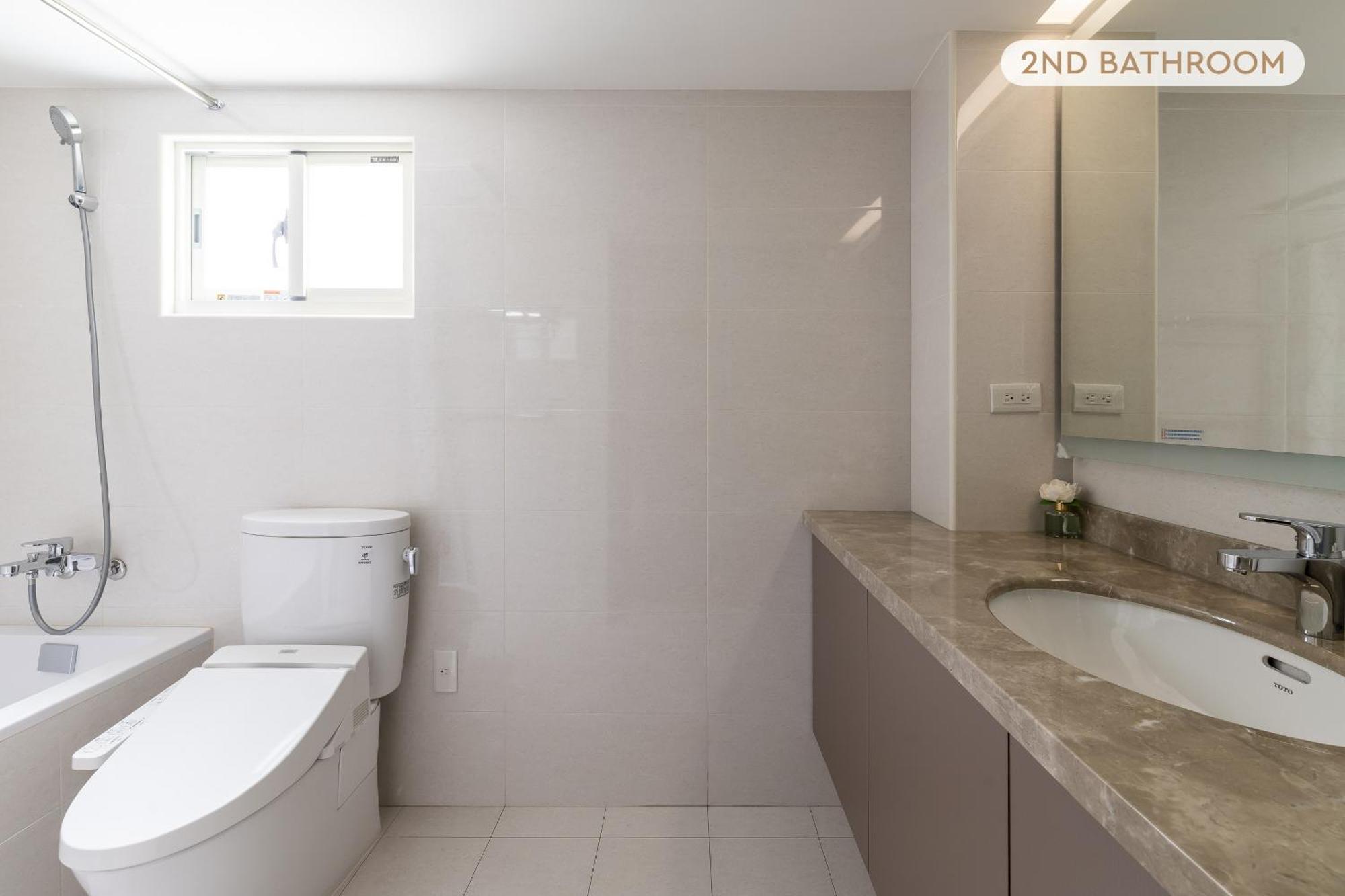 Beautiful Spacious 5b3b 4 Min Zhongxiao Dunhua Mrt 五房三衛 步行4分到忠孝敦化捷運 Taipei