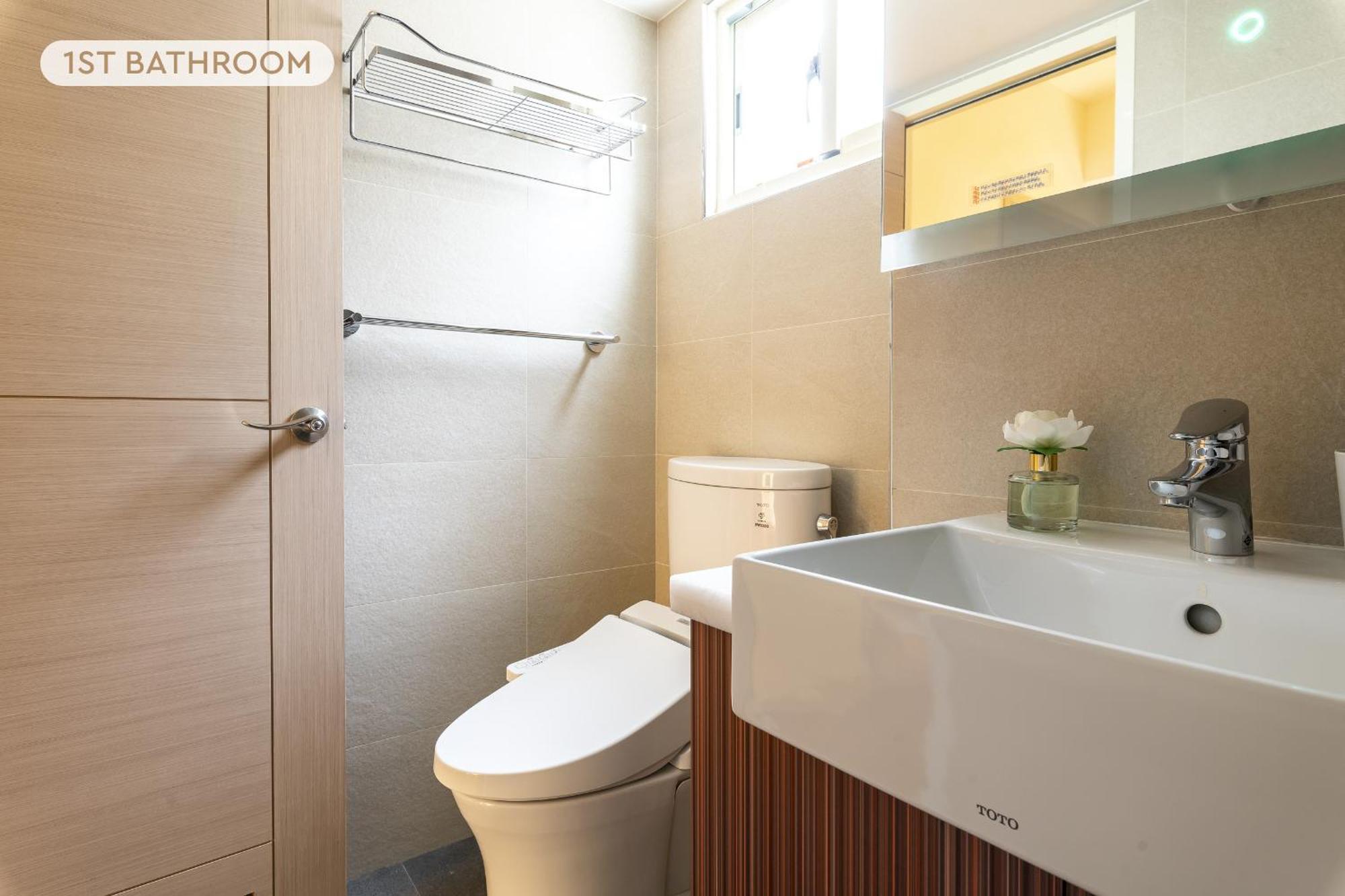 Beautiful Spacious 5b3b 4 Min Zhongxiao Dunhua Mrt 五房三衛 步行4分到忠孝敦化捷運 Apartment