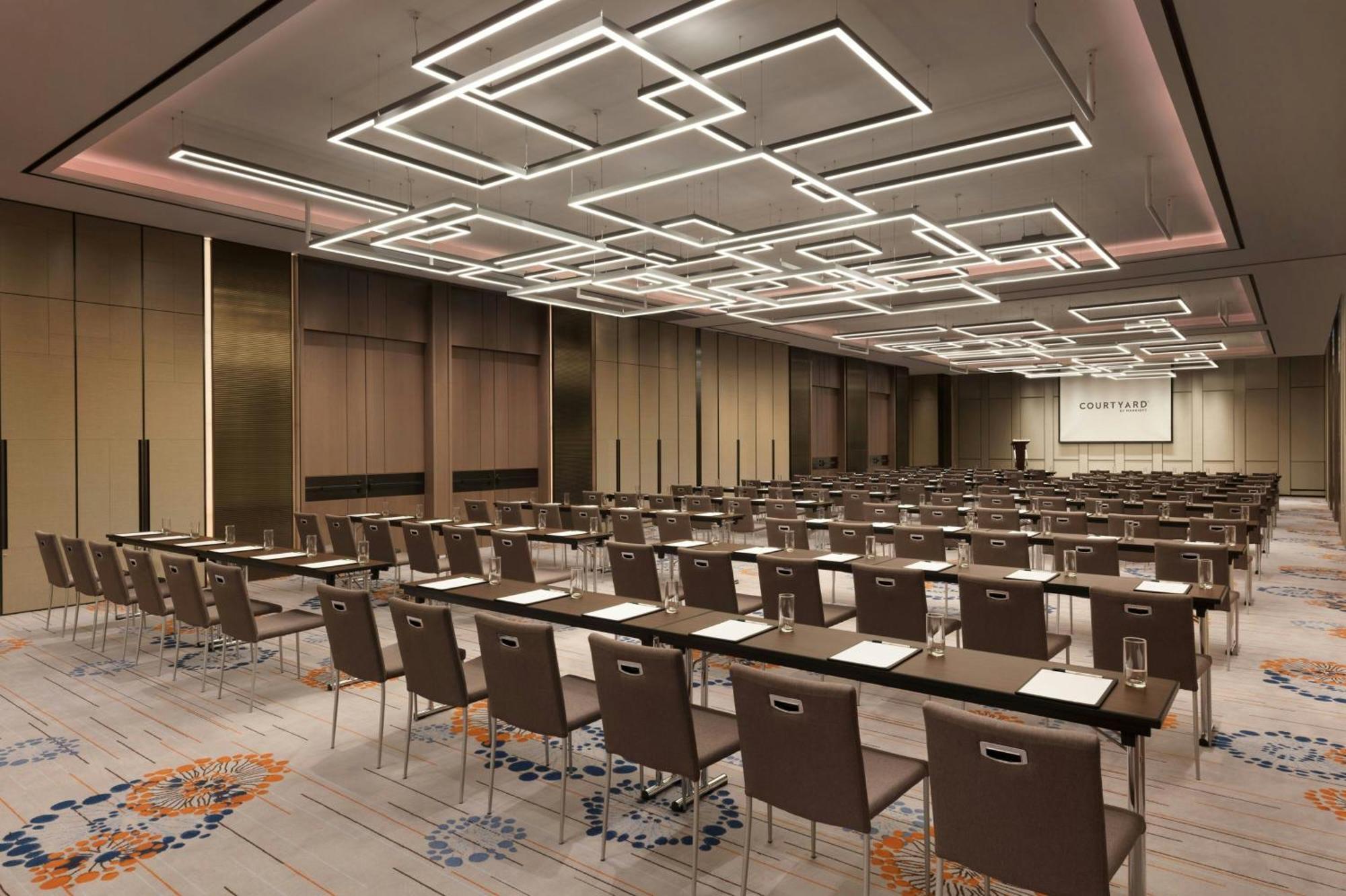 Courtyard By Marriott Downtown 4*