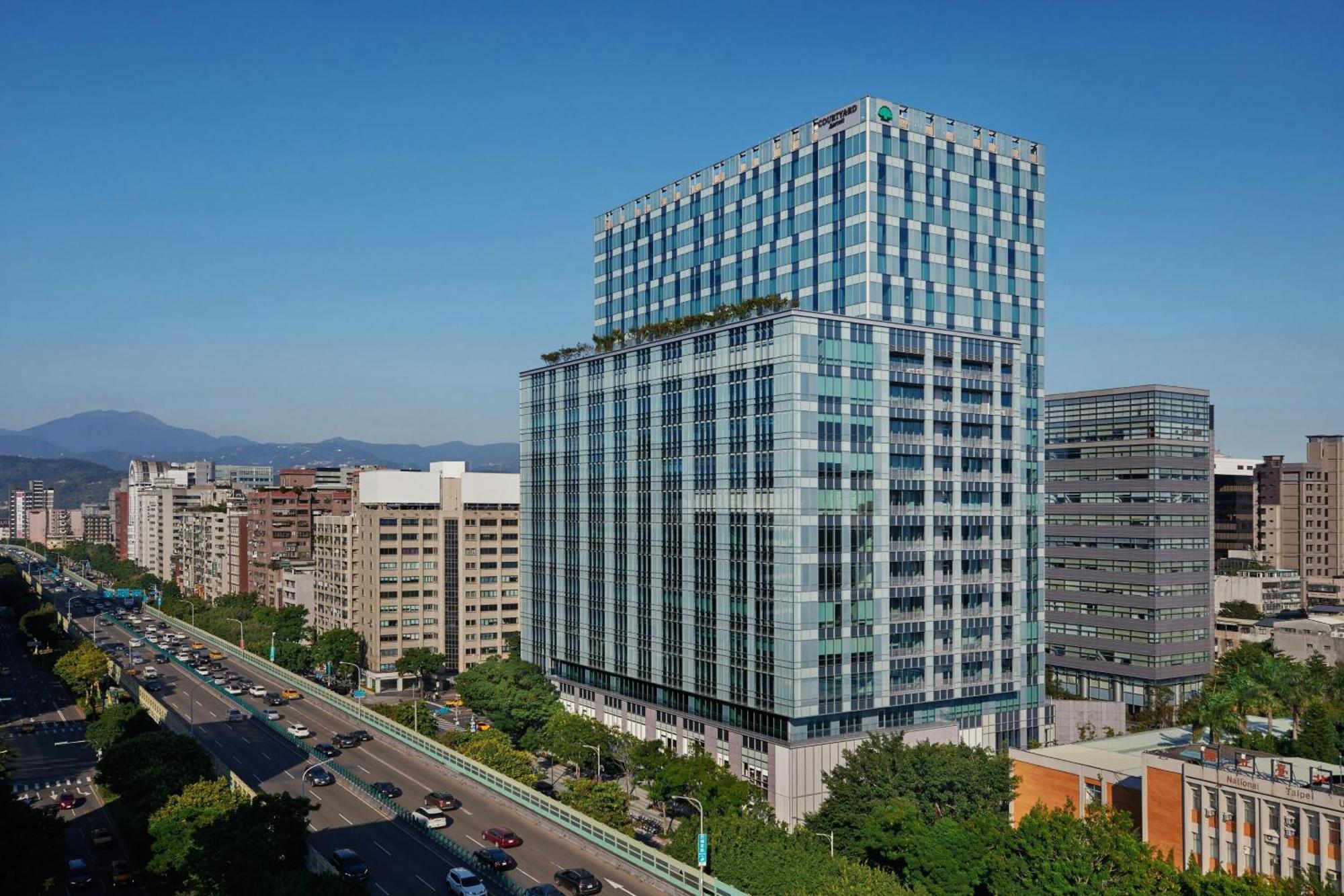Courtyard By Marriott Downtown 4*