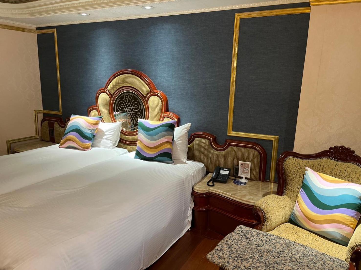 Hotel Happiness