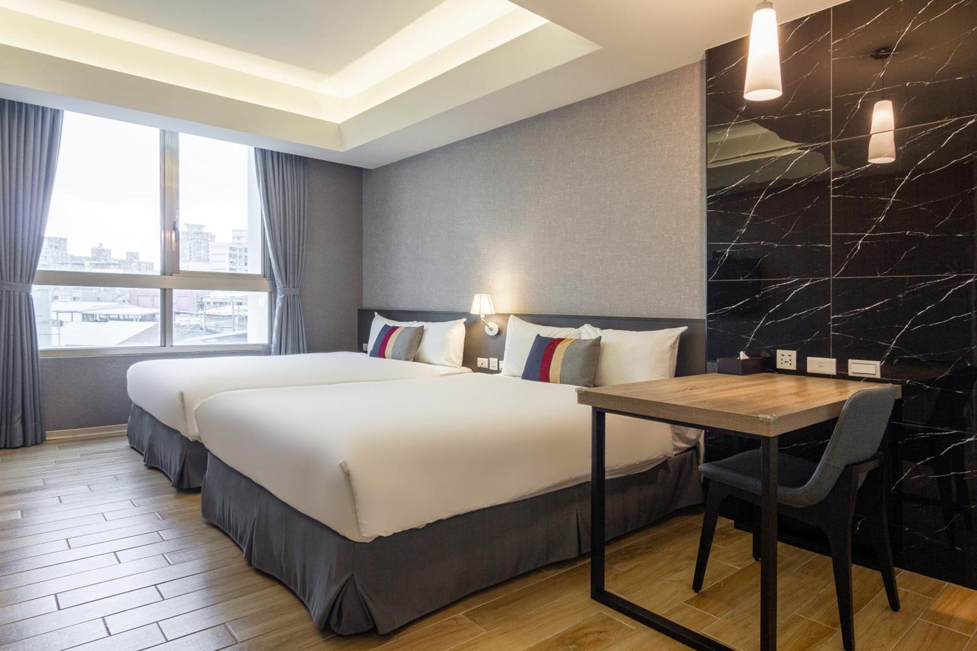 Check New Luzhou 4* Taipei