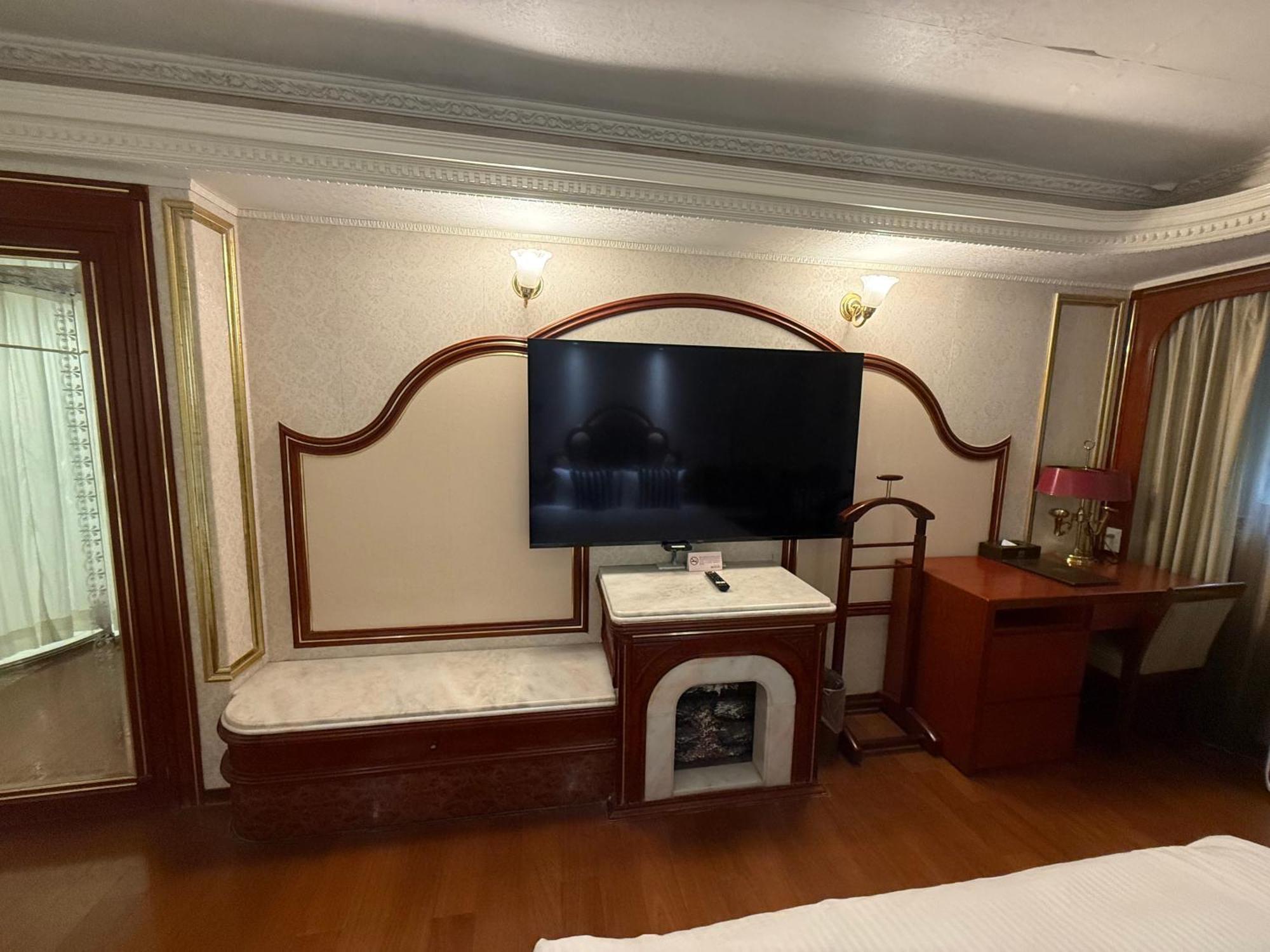 Happiness Hotel 3*