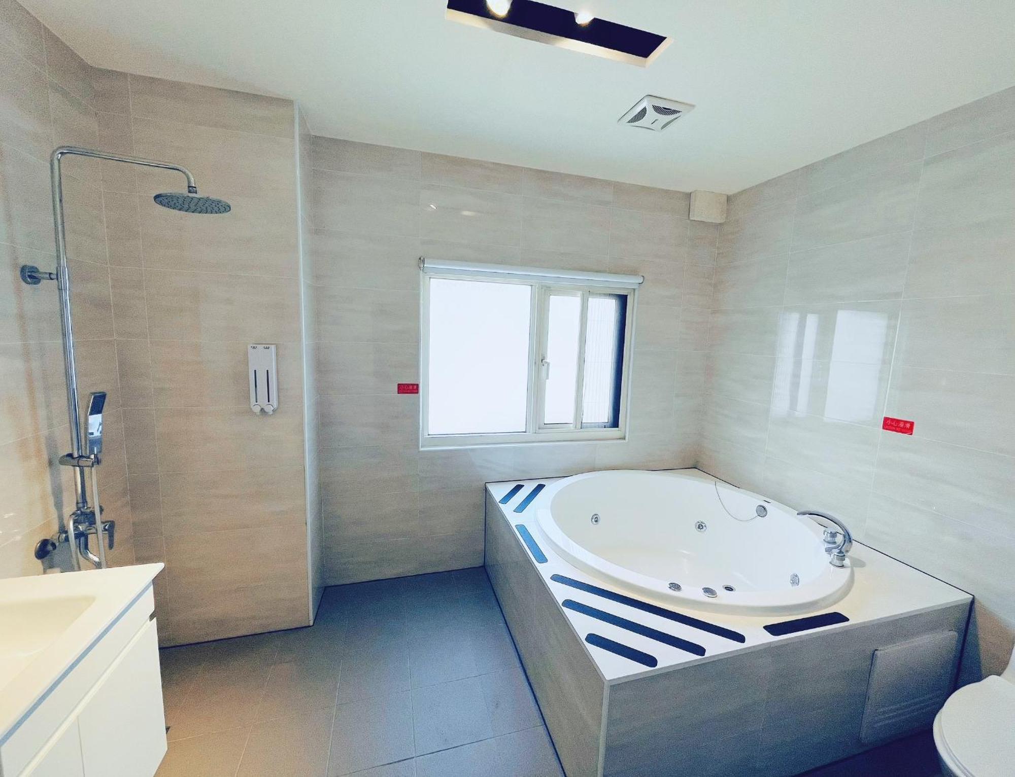 Walker - Sanchong Inn Taipei