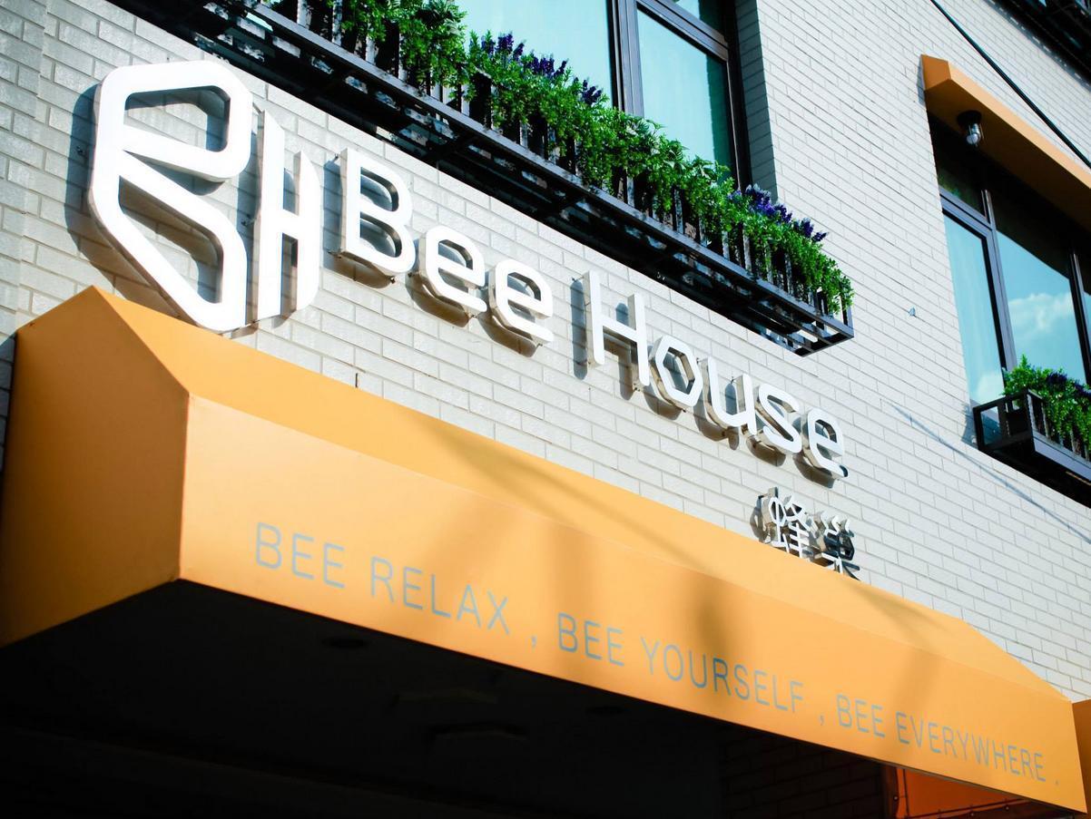 Hotel Bee House By Cosmos Creation - Main Station
