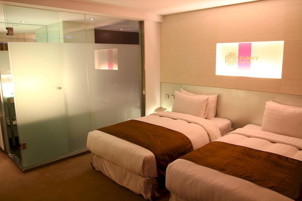 Hotel Green World Mai - Zhongshan 3*