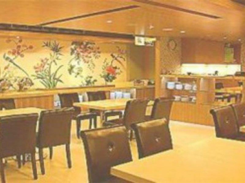 Hotel First 3*