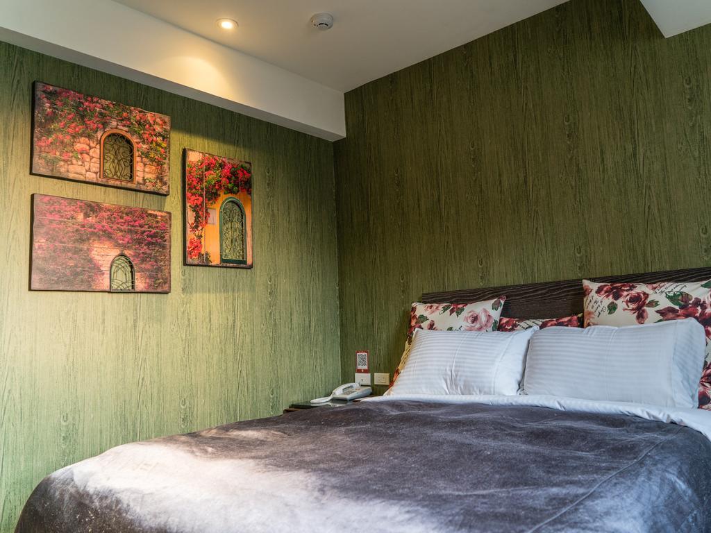 Hotel E-house 3*