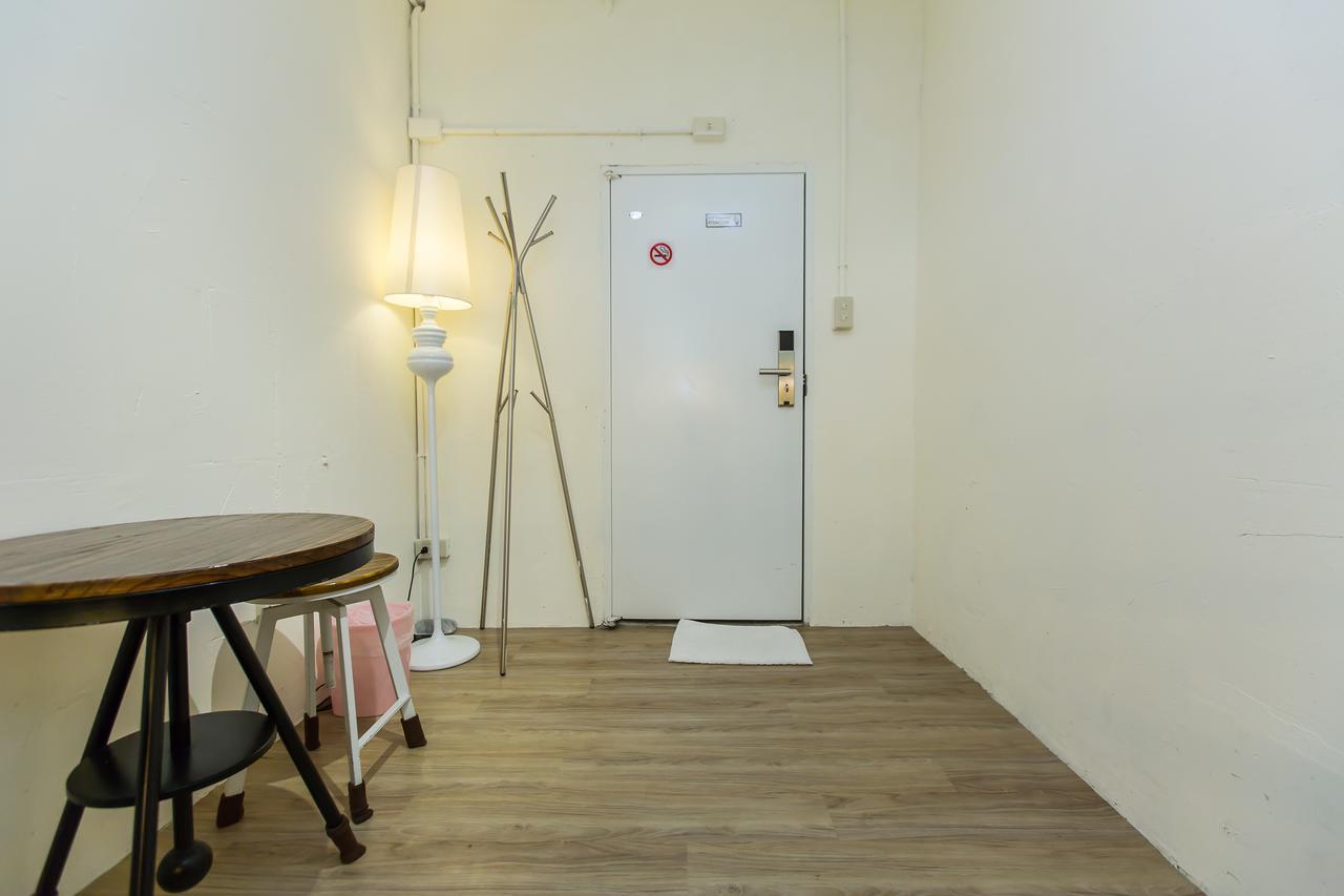 Mr. Lobster's Secret Den Design Hostel *
