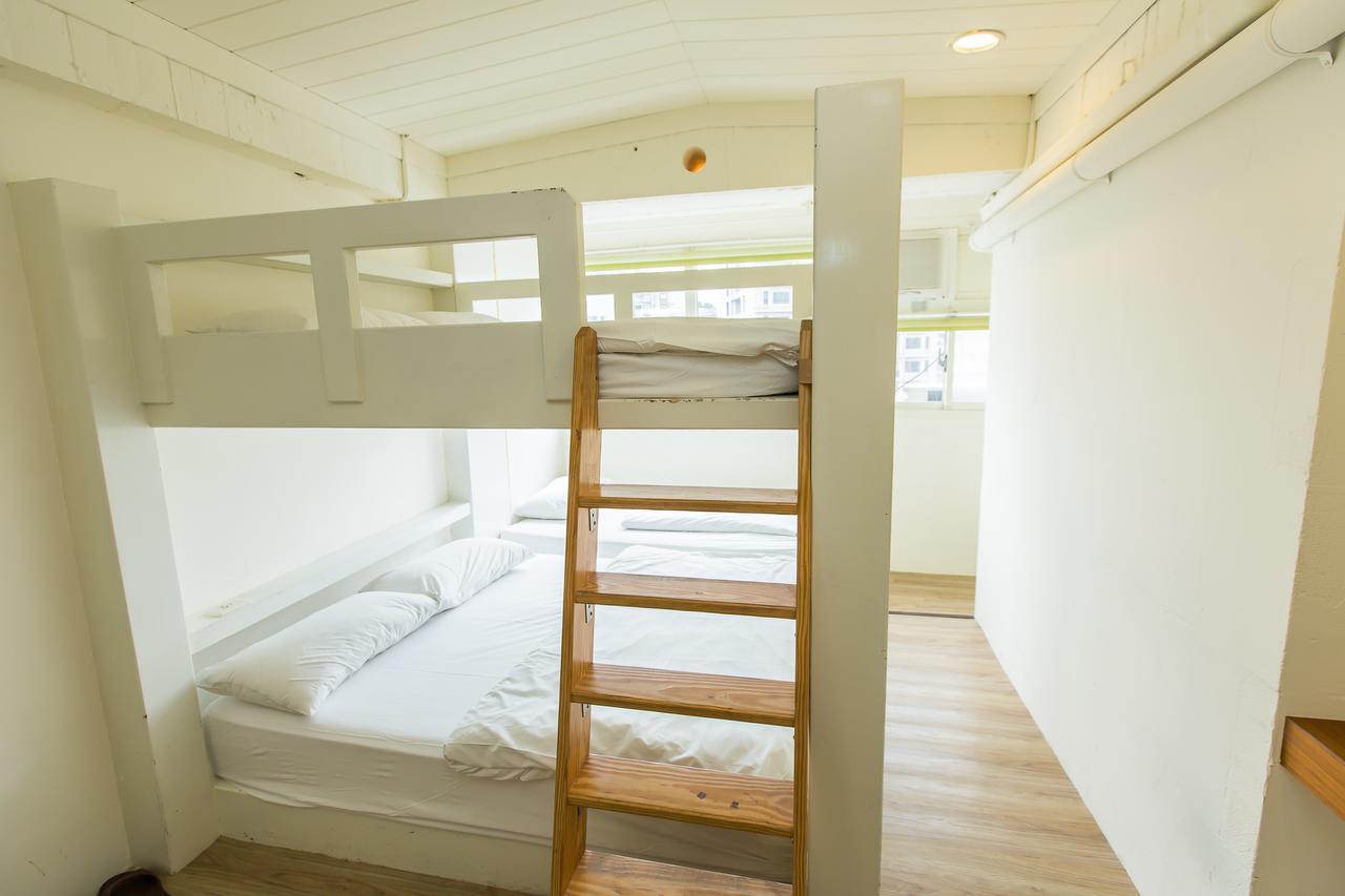 Hostel Mr. Lobster's Secret Den Design